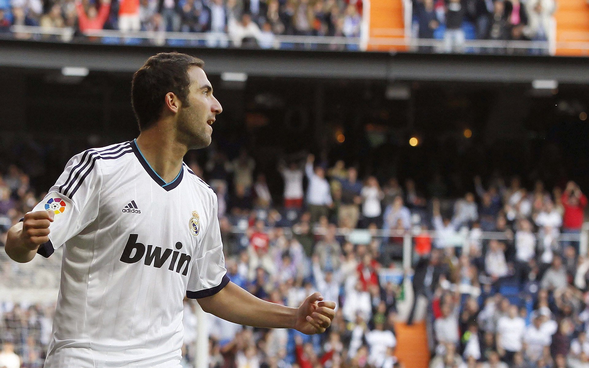 哈登重要时刻表现优异，皇家马德里带队取胜！观众掌声雷动